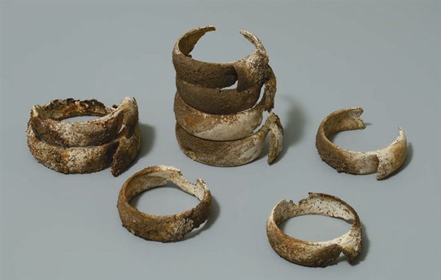 吹上遺跡出土品（銅剣・イモガイ貝輪）